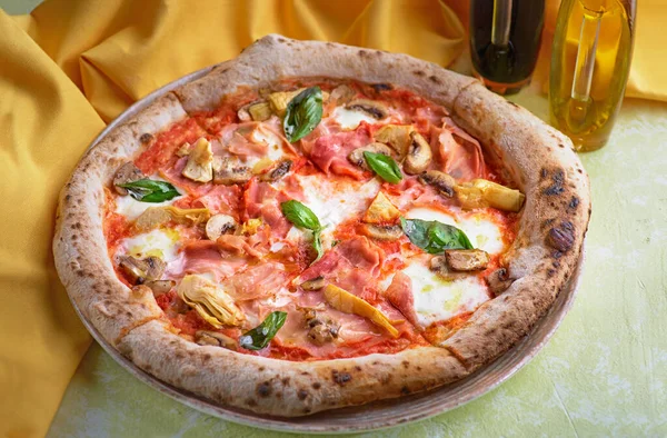 Capricciosa pizza met kaas, spek en tomaten en basilicum, Italiaanse maaltijd — Stockfoto
