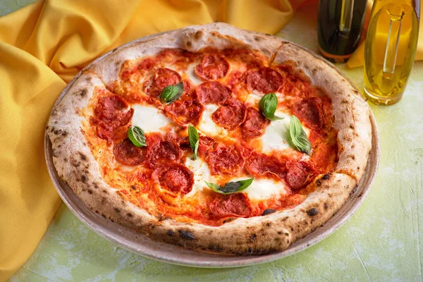 Pepperoni Pizza met Mozzarella kaas, salami, tomaten, peper, specerijen en verse basilicum. Italiaanse pizza — Stockfoto