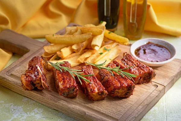 Costillas de cerdo, papas fritas y salsa de tomate, vista de cerca — Foto de Stock