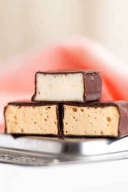 Çikolatalı sufle ya da beyaz ahşap bir masada kuş sütü. Seçici odak, dikey kapat