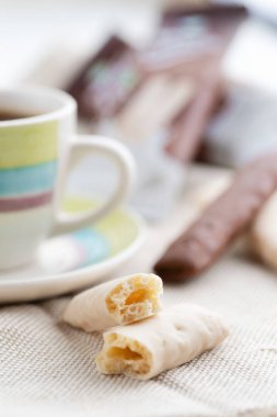 Parlak bir masada çay ve çıtır çıtır çikolata çubukları. natürmort, seçici odaklanma. dikey
