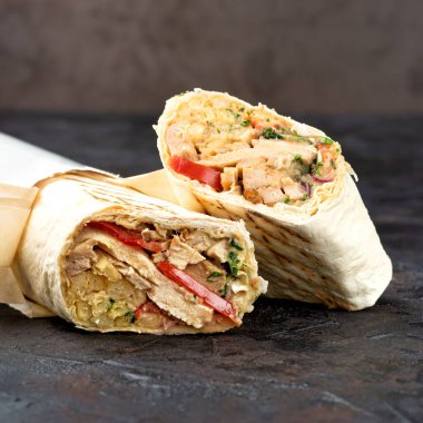 Çevre dostu kartonda geleneksel oryantal shawarma. Koyu taş yüzey. Geri dönüştürülebilir ekolojik paketler kavramı. Uzayı kopyala 1: 1