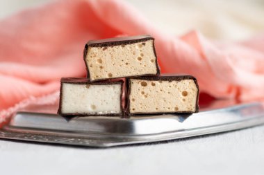 Çikolatalı sufle ya da beyaz ahşap bir masada kuş sütü. Seçici odak, kapat