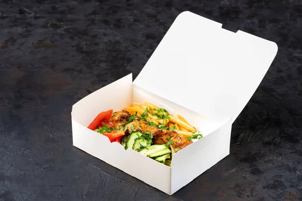 Fast Food Lieferung Griechische Souvlaki Salat Und Gyros Zum Mitnehmen — Stockfoto