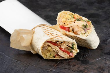 Çevre dostu kartonda geleneksel oryantal shawarma. Koyu taş yüzey. Geri dönüştürülebilir ekolojik paketler kavramı. Boşluğu kopyala