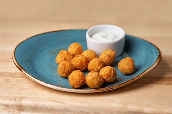 Croquetes Batata Purê Batatas Bolas Empanadas Fritas Servidos Com Molho — Fotografia de Stock