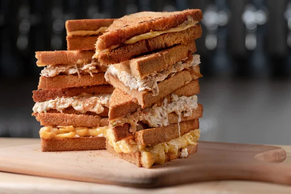 Складений Стек Бутербродів Крейдяній Дошці Різними Інгредієнтами Копіювати Простір Меню — стокове фото