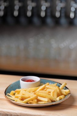 Tahta masada duran patates kızartması. Uzayı kopyala Lokantada bira menüsü