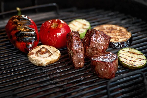 バーベキュー料理のコンセプト 野菜や肉のグリルに火をつけて 閉じます — ストック写真