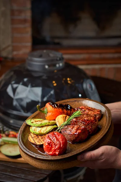 Bbq Vaření Koncept Zelenina Maso Syčení Talíři Šéfkuchař Prezentaci Pokrmů — Stock fotografie