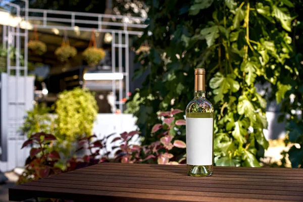 Getränk Alkoholkonzept Weinflasche Auf Dem Holztisch Der Restaurantterrasse Leere Etiketten — Stockfoto
