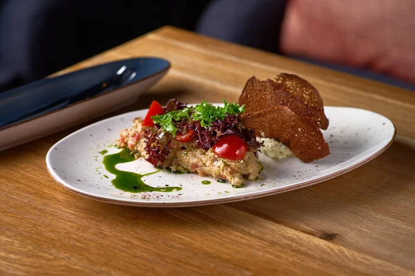 Caviar de berenjena con mousse de queso en la mesa, que sirve en un restaurante, concepto de menú de alimentos. espacio de copia. — Foto de Stock