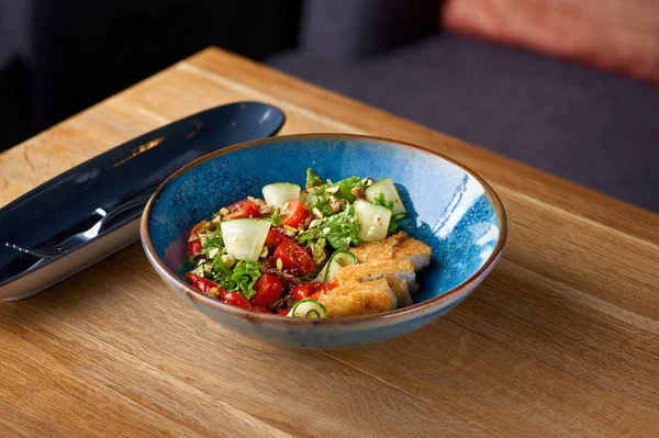 Ensalada de pollo con tomates y pepino sobre la mesa — Foto de Stock