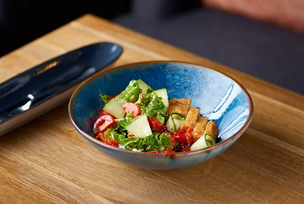 Ensalada de pollo con tomates y pepino sobre la mesa — Foto de Stock