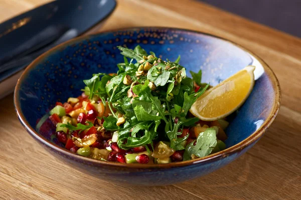 Ensalada vegetariana saludable aguacate, granada y sésamo en plato sobre la mesa — Foto de Stock