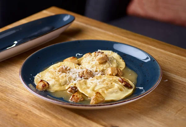 Ravioli de coelho com molho de cogumelos e seu queijo parmesão de colza — Fotografia de Stock