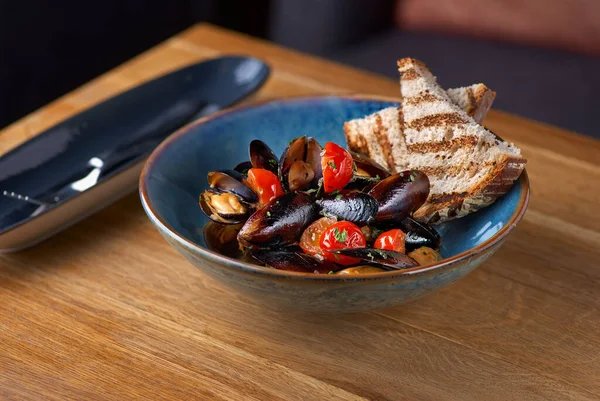 Delicioso plato de pescado italiano hecho con mejillones y vino blanco — Foto de Stock