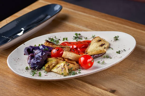 Verduras a la parrilla sabrosas en la cacerola sobre fondo oscuro. Comida saludable, concepto de comida de verano. — Foto de Stock