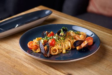 Deniz ürünleri, midye ve domatesli pappardelle makarna. İtalyan Mutfağı