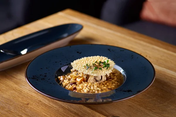 Cocina italiana, risotto de arroz y champiñones. — Foto de Stock