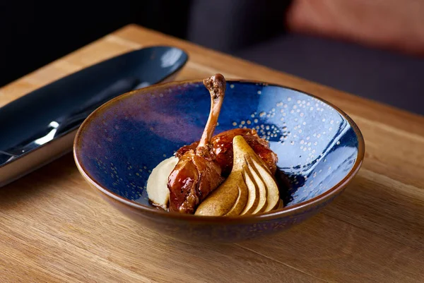 Refeições exclusivas do restaurante. perna de pato com purê de maçã e aipo contra fundo de mesa, espaço de cópia — Fotografia de Stock