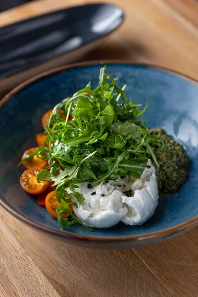 Italienische Frischkäse Burrata Mit Buntem Kirschtomatensalat Rucola Und Basilikum Mit — Stockfoto