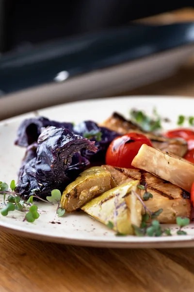 Sabrosas Verduras Parrilla Mesa Que Sirve Restaurante Concepto Menú Alimentos — Foto de Stock