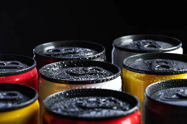 Latas Bebidas Energia Metal Fundo Preto Com Gotas Água Espaço — Fotografia de Stock