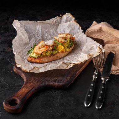 Karides, avokado ve turunçgil bruschetta 'lı ekmek aperatifi. Crostini. Allah 'ım. Sandviç. Antipasti. Seçici odak