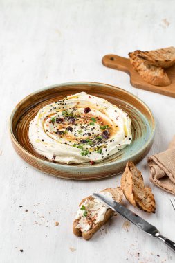 Otlu Feta, baharatlı bal ve kırsal bir arka planda bir tabakta mini baget. Vejetaryen menüsü, sağlıklı yemek..