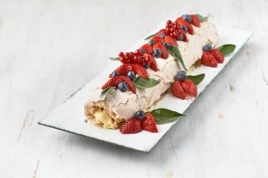 Kremalı, ahududulu, böğürtlenli ve böğürtlenli kremalı kremalı Pavlova pastası. Boşluğu kopyala