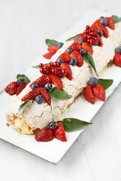 Roll Habcsók Pavlova Torta Tejszín Málna Szeder Áfonya Tetején Egy — Stock Fotó