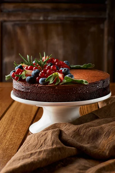 Chokladkaka Från Chokladpannkakor Med Glasyr Med Blåbär Kopiera Utrymme Selektivt — Stockfoto