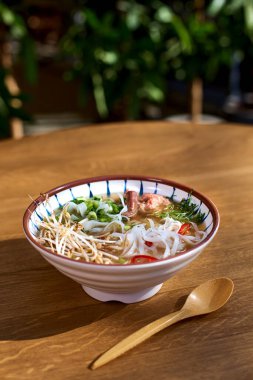 Asya pho bo çorbası, ahşap bir masada hafif bir kasede bulunan en iyi pho-bo çorbası. Boşluğu kopyala, seçici odak
