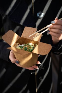 Yiyecek için mukavva kaplar, lahana, sebze ve yumuşak tofu ile pirinç eriştesi, Tayland yemeği ve kız eli. maket yap