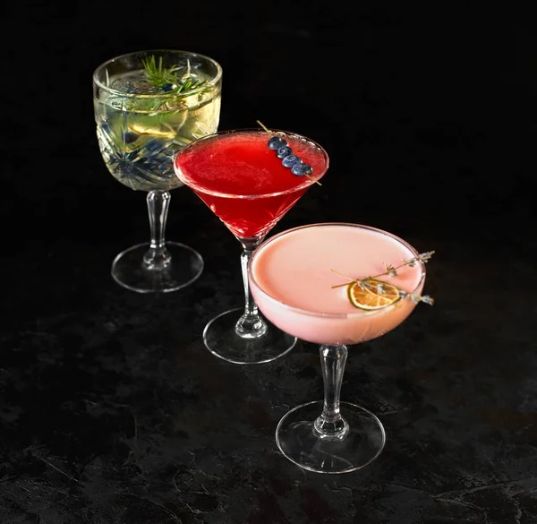 Three Alcoholic Cocktails Stand Black Background Iced Cocktail Drink Lemon — Stock Photo, Image