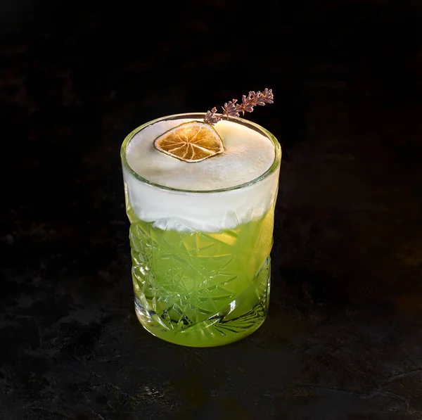 Délicieux Kiwi Vert Cocktail Rhum Avec Blanc Oeuf Mousseux Sur — Photo