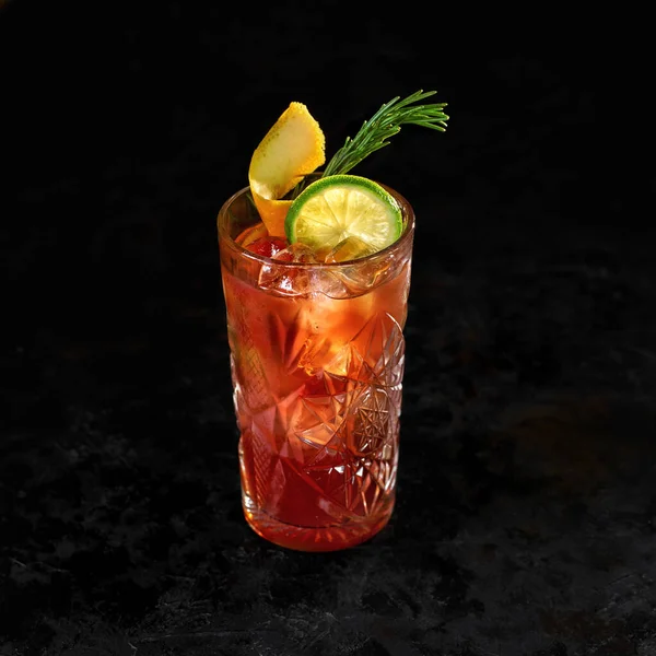 Cocktail Con Whisky Amaretto Succo Melograno Sullo Sfondo Nero Cocktail — Foto Stock