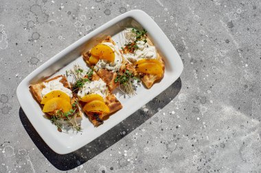 Şeftali, süzme peynir ve taş dokuda mavi peynir. İtalyan mutfağı. Düz konum, metin için boşluk