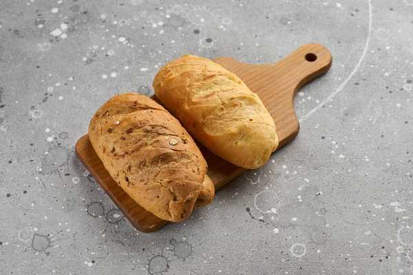 Brötchen Mit Samen Und Getreide Auf Einer Steinstruktur Frisches Rustikales — Stockfoto