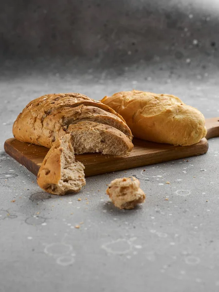 Brötchen Mit Samen Und Getreide Auf Einer Steinstruktur Frisches Rustikales — Stockfoto