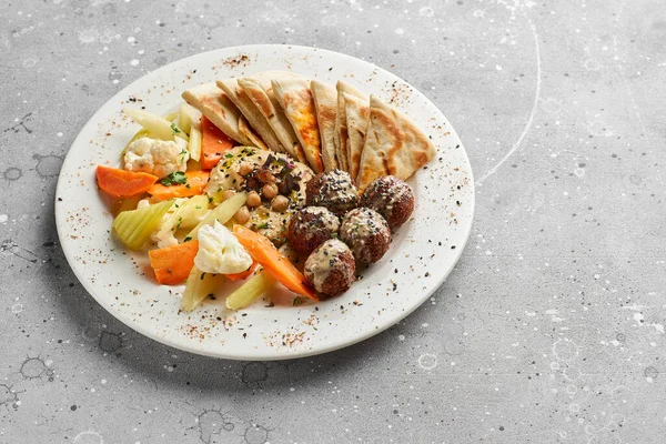 Национальная Еда Хумус Фалафель Пита Хлеб Тарелке Арабский Стиль Вегетарианская — стоковое фото