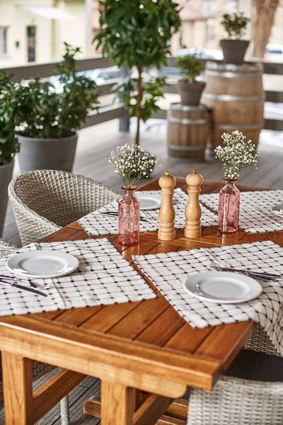 Tafel Geserveerd Zomer Terras Cafe Tijd Voor Ontbijt Lunch Wachten — Stockfoto