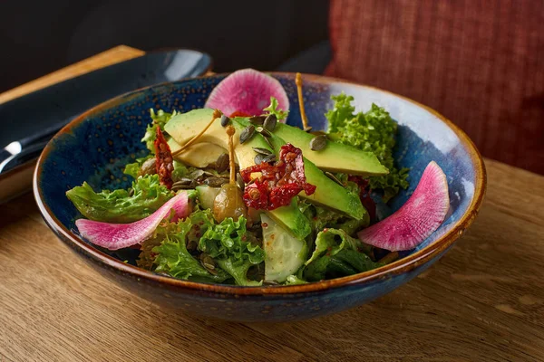 Menú de dieta. La ensalada sana de hortalizas frescas - el aguacate, la rúcula, el rábano en la escudilla. — Foto de Stock