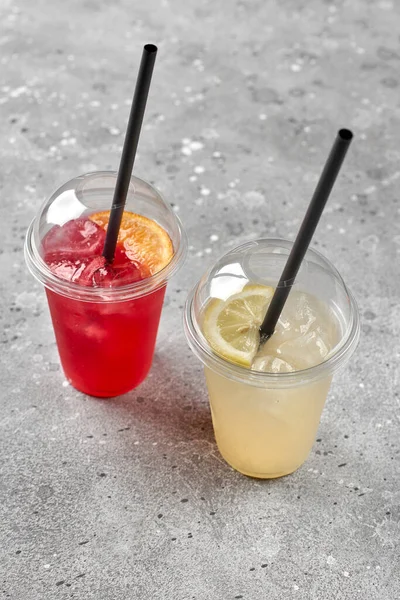 Bebidas Refrescantes Coloridas Limonada Copos Plástico Stand Livre Com Comida — Fotografia de Stock