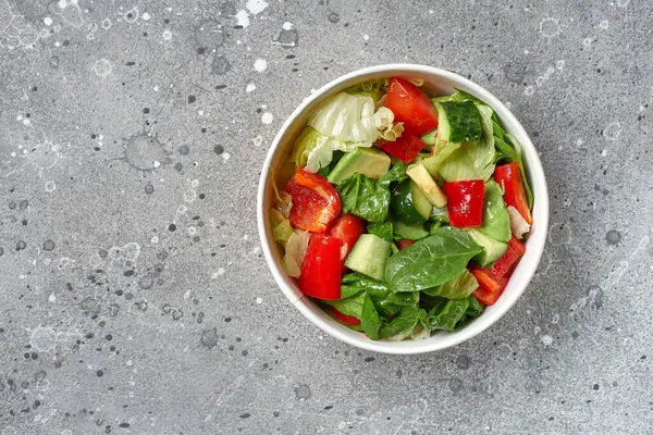 Het Concept Van Straatvoedsel Afhaalmaaltijden Traditionele Originele Salade Van Avocado — Stockfoto