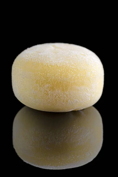 Wagashi Mochi Med Mango Svart Bakgrund Kopiera Utrymme Selektivt Fokus — Stockfoto