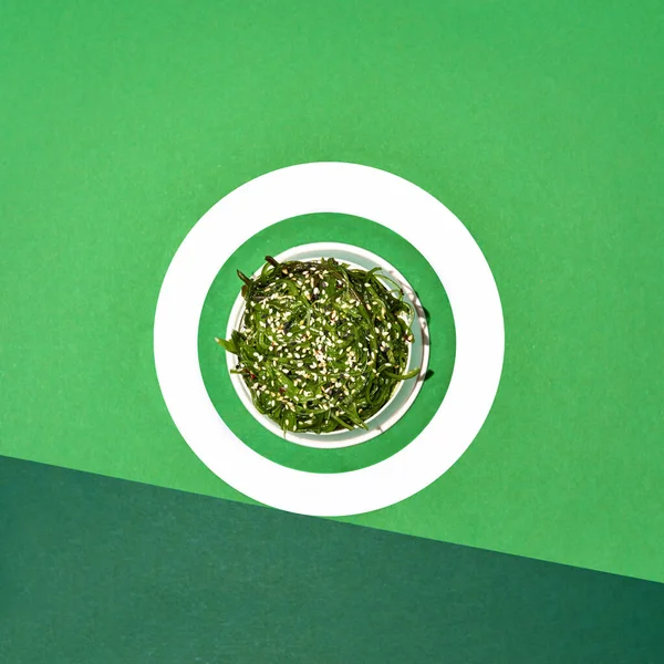 チュカ海藻緑の背景にボウルにサラダ コピースペース 日本料理 チュカサラダ — ストック写真