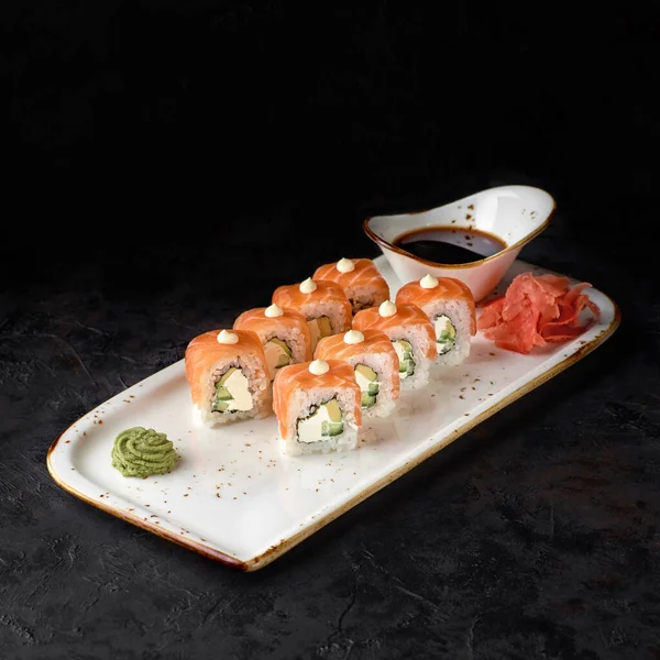 Sushi Roll Philadelphia Con Salmone Anguilla Affumicata Avocado Crema Formaggio — Foto Stock