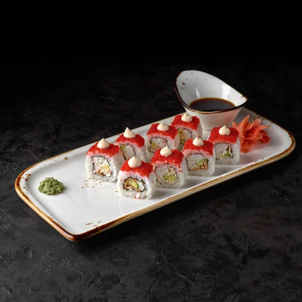 Sushi rola Kawasaki Maki com arroz, enguia, caranguejo, abacate, molho picante, caviar Tobiko. — Fotografia de Stock